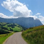 Im Hintergrund ragt der Schlern in die Höhe