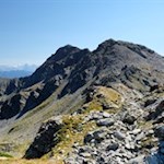 Über die steinbeschlagene Gipfelflanke auf die Liffelspitze