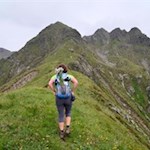 Über den langgezogenen Graskamm auf den Steinspitz