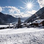 Von St. Magdalena führt eine asphaltierte Straße zum Weiler Ampfertal