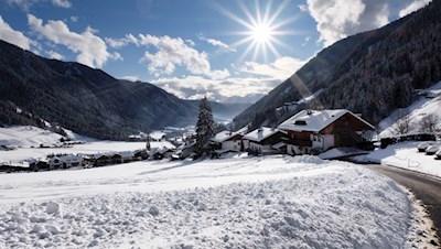 Von St. Magdalena führt eine asphaltierte Straße zum Weiler Ampfertal
